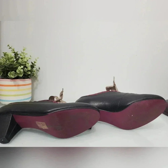 Poetic license Victorian leather and wool heel booties with ribbon laces. Size 8 - Picture 7 of 8